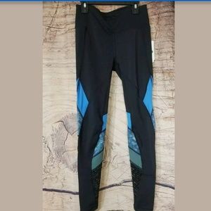 Shape Activewear Leggings women’s Size small New